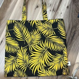 Foldable lined tote
